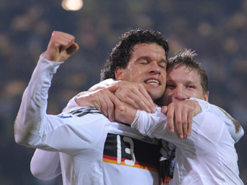 Kapitän Ballack (li.) mit Schweinsteiger
