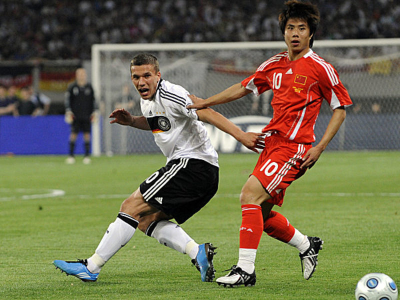 Lukas Podolski gegen Hao Junmin (re.)