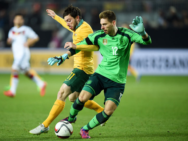 Tommy Oar (li.), Ron-Robert Zieler