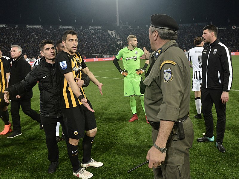 Ratlos: AEK-Profi Vassilis Lampropoulos im Gespräch mit einem Polizisten.