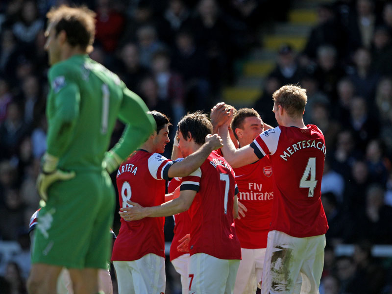 Per Mertesacker lässt sich für sein Führungstor im Craven Cottage feiern