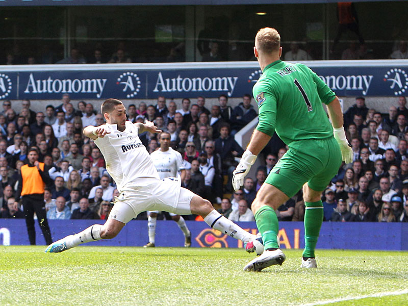 Clint Dempsey überwindet Joe Hart