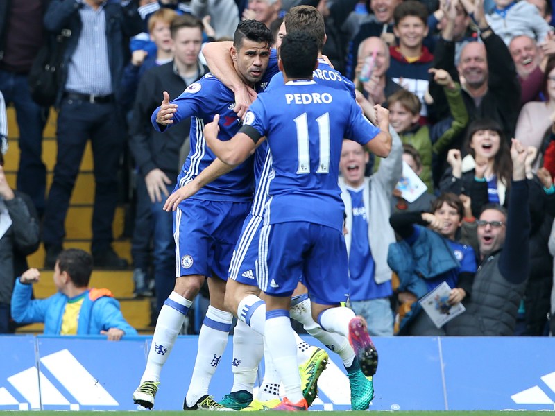 Der Torschütze lässt sich feiern: Chelseas Diego Costa.