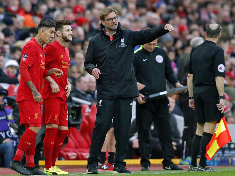 Korrektur: In der zweiten Halbzeit wechselte Jürgen Klopp Roberto Firmino (li.) und Adam Lallana (2.v.li.) ein.