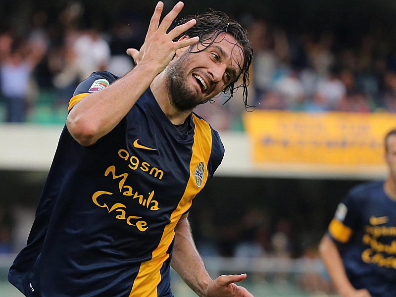 Neues Trikot, alte Geste: Luca Toni geht auch für Hellas Verona auf Torejagd.