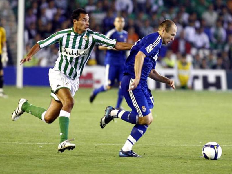 Primera División: Ausgebootet: Marko Babic, links gegen Real Madrids Robben, spielt bei Betis Sevilla keine Rolle mehr.