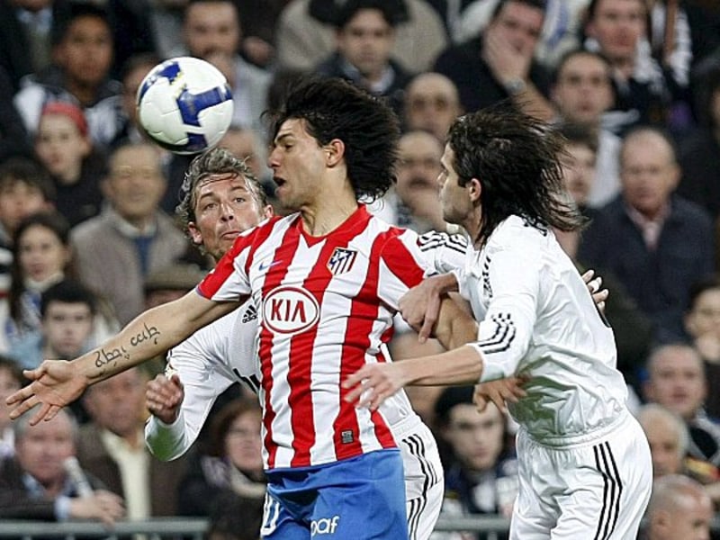 Real vs. Atletico: Aguero gegen Gago (re.) und Heinze