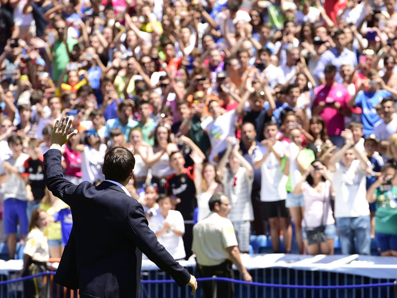 Nun also doch im halbwegs angemessenem Rahmen: Iker Casillas sagte den Fans "Adiós".