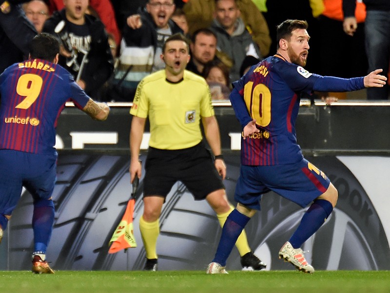 Großes Unverständnis in der 30. Minute: Lionel Messi (r.) und Luis Suarez bedrängen den Linienrichter.