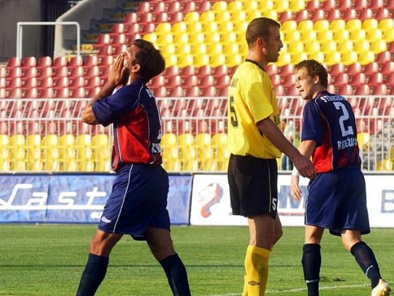 Wollten nicht mehr weiterspielen: Der FK Bezanij (rot-blaue Trikots) verließ vorzeitig das Spiel. Hier: Bei einem Freundschaftsspiel gegen Besa Kovaje.