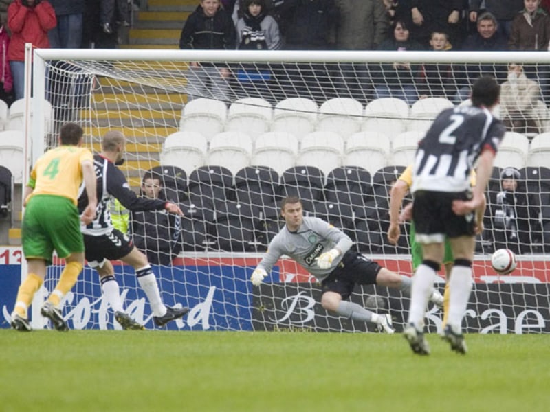 Fußball, Schottland: Billy Mehmet verlädt Arthur Boruc