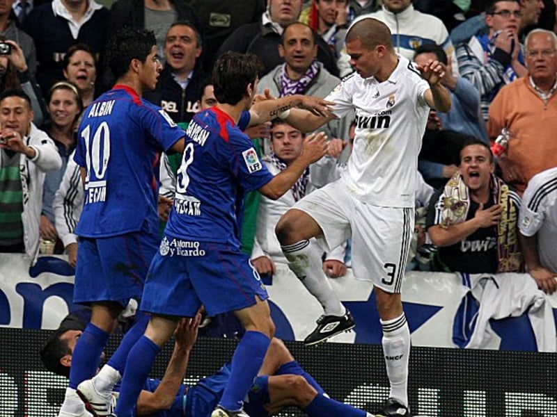 Madrids Pepe (re.) rastet völlig aus.