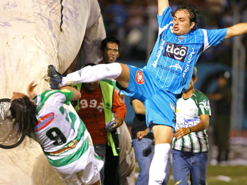 Fußball brutal: Petroleros Sergio Jauregui (re.) tritt Leonardo Medina im Sprung an den Hals.