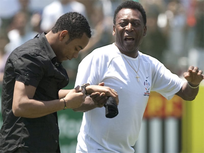 Fußball: Santos-Legende Pele präsentiert vor 12.000 Zuschauern Robinho im Stadion Vila Belmiro.