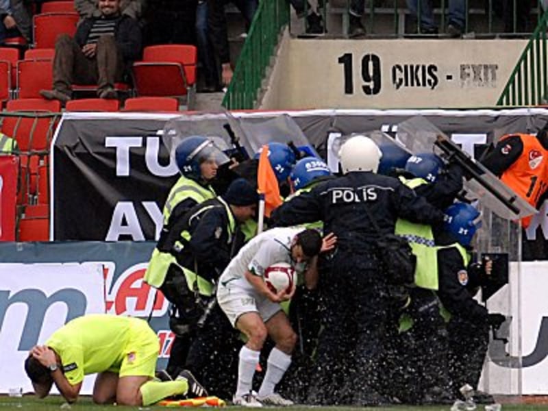 Schiedsrichter-Assistent Kemal Yilmaz und Bursaspors Ali Tandogan