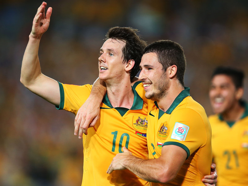 Durfte gegen den Oman einen eigenen Treffer bejubeln: Leverkusens Robbie Kruse (li.) mit Ingolstadts Mathew Leckie.