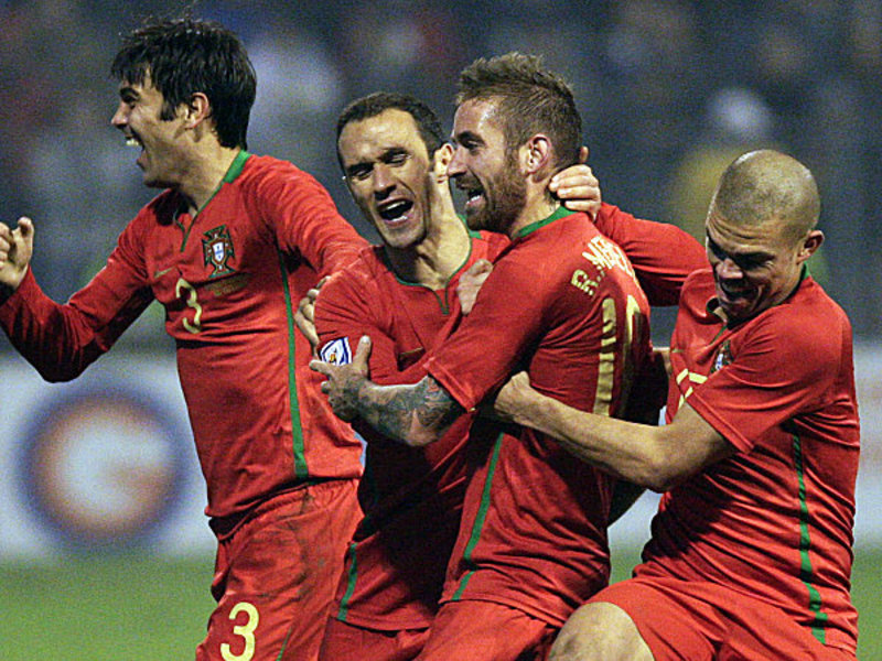 Entscheidender Mann: Raul Meireles (2. v. re.) besorgte den knappen 1:0-Sieg in Zenica.