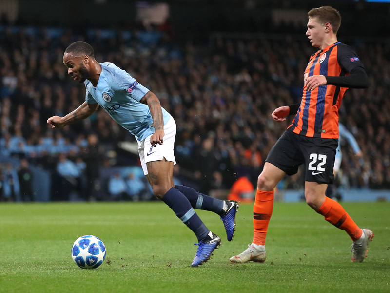 Raheem Sterling tritt in den Boden