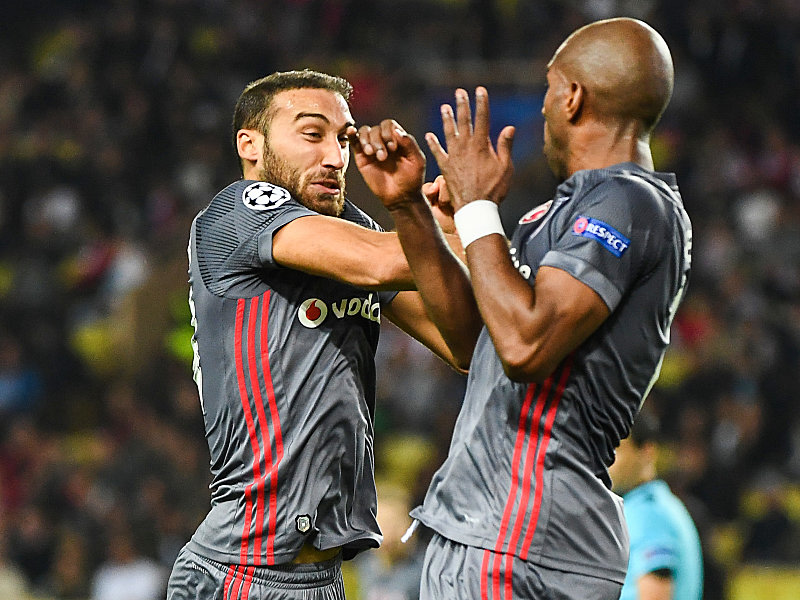 Schlag ein: Cenk Tosun und Ryan Babel (re.) bejubeln das 1:1.