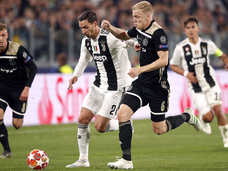 Ajax griffiger: Donny van de Beek (rechts) verfolgt Mattia de Sciglio.