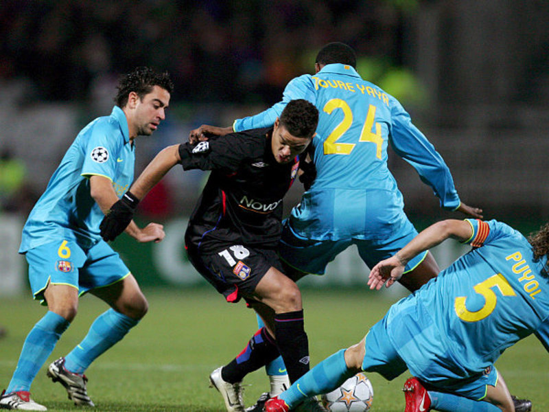 Xavi, Touré und Puyol (v.l.) beharken Lyons Ben Arfa.