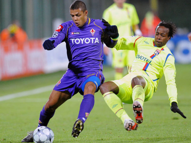 Govou (Lyon) grätscht gegen Felipe Melo (Florenz)