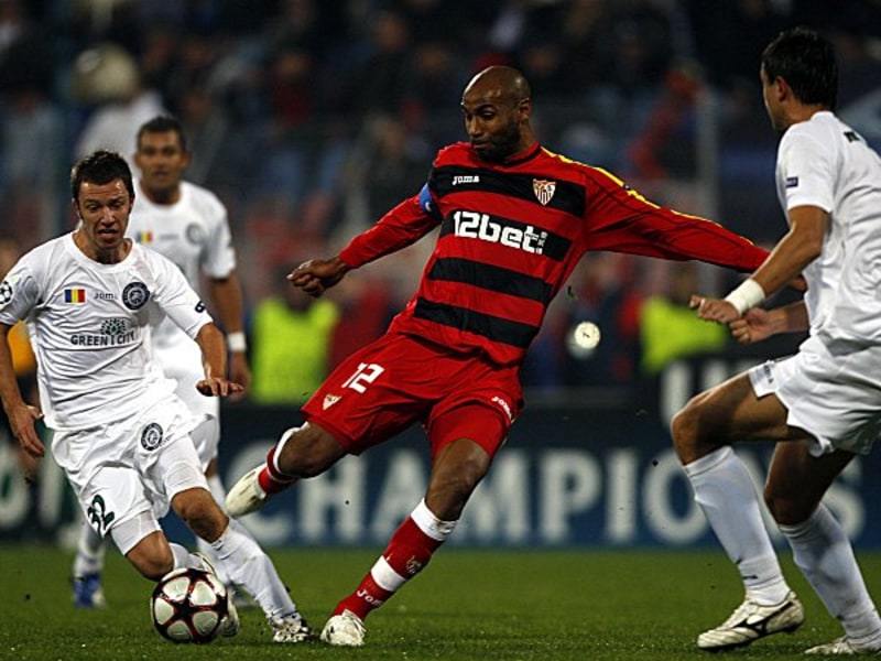 Kanouté versucht's und wird dabei von Urzicenis Apostol (li.) und Mehmedovic beobachtet.