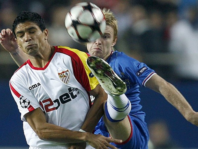 Glasgows Smith versucht mit allen Mitteln gegen Renato ans Leder yu kommen.