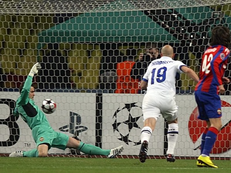 Akinfeev lässt den Freistoß von Sneijder durch, Cambiasso (Nr. 19) jubelt.