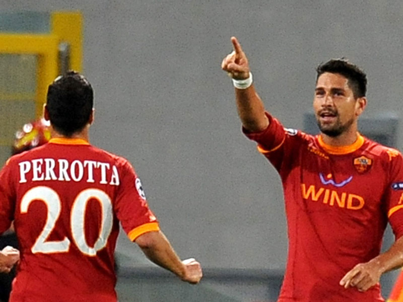 Torschütze Marco Borriello bedankt sich bei Passgeber Francesco Totti