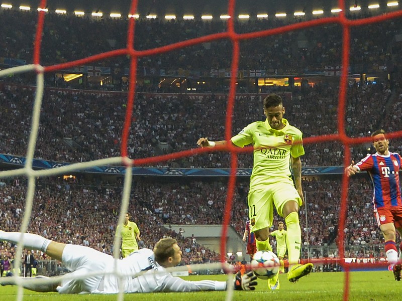 Neymar (Mitte)