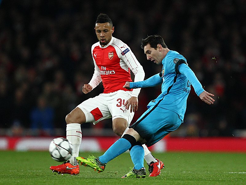 Lionel Messi wird von Arsenals Francis Coquelin bewacht.