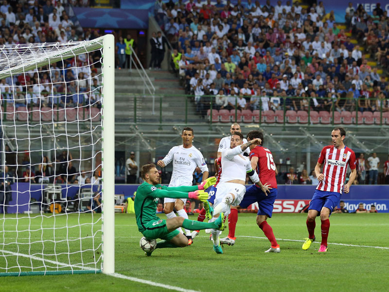 Tor: Sergio Ramos ist Stefan Savic enteilt, hält den linken Fuß hin - und trifft zum 1:0 für Real.
