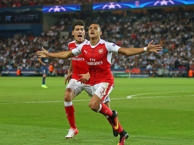 Aus dem Nichts: Bellerin (li.) freut sich mit Torschütze Sanchez.