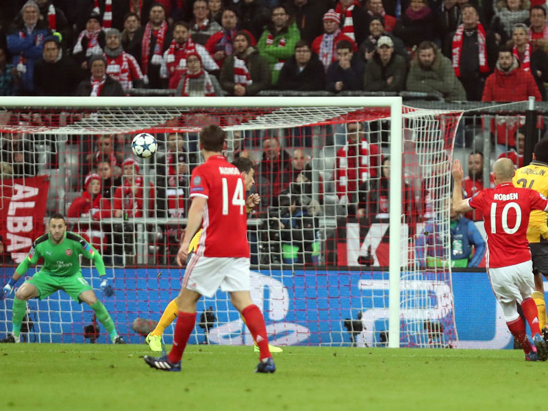 Was für ein Tor! Arjen Robben (#10) schließt mit dem linken Fuß ab und trifft in den Torwinkel.