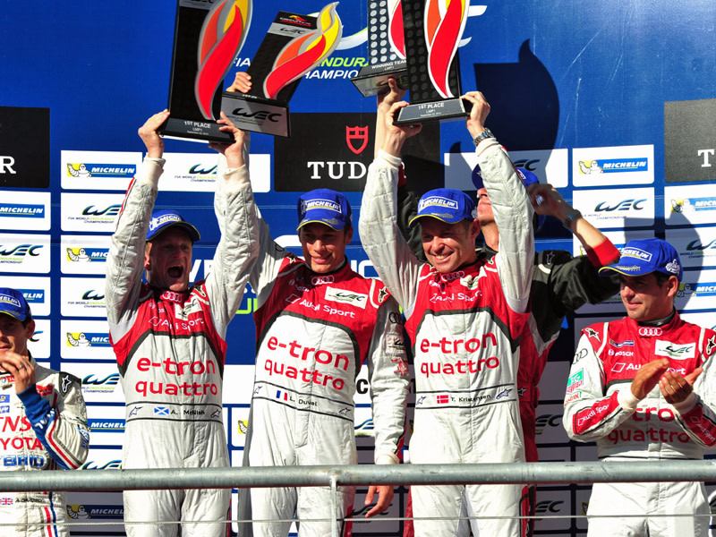 Tom Kristensen (2. v. r)