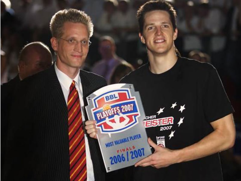 Casey Jacobsen (re.) wird als MVP der Finals 2007 ausgezeichnet.
