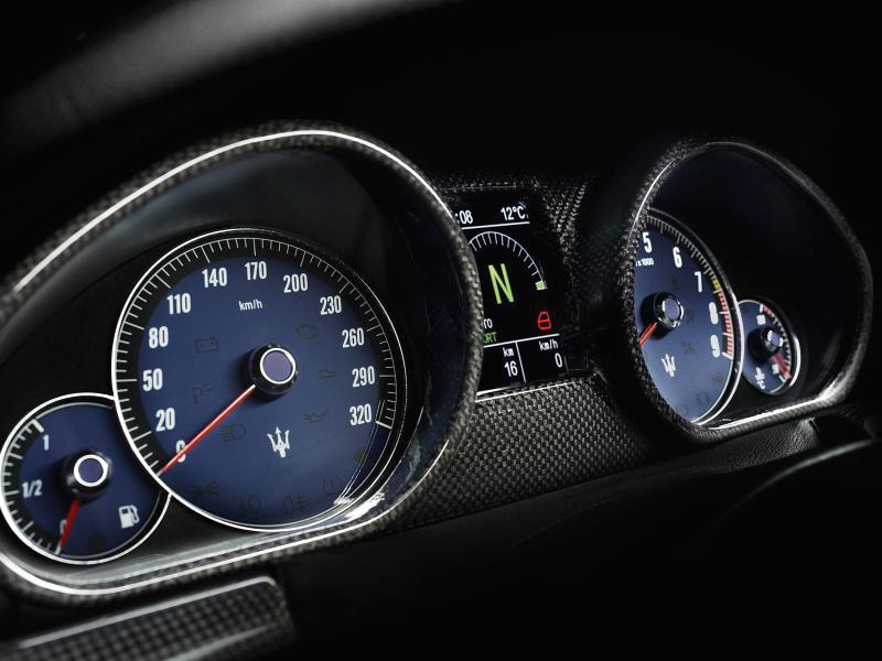 Bei den Maserati-Modellen ist "hohe" Tachobeschriftung üblich. Beim GT Sport reicht eine 320er-Skala gerade mal so aus.