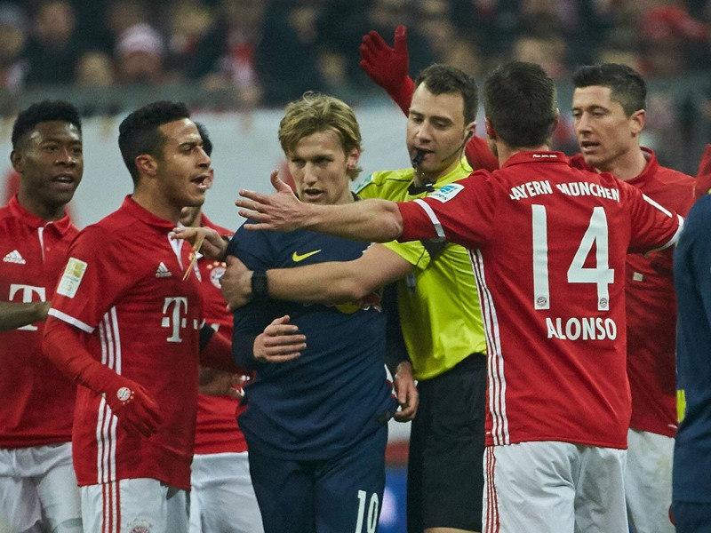 Alle gegen einen: Leipzigs Emil Forsberg nach seinem rüden Foul gegen Philipp Lahm.