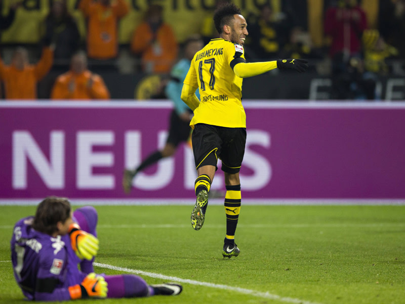 Gewohntes Bild: Aubameyang dreht jubelnd ab, der gegnerische Keeper ist frustriert.