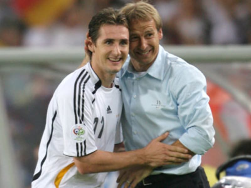 Miroslav Klose (li.) freut sich mit Jürgen Klinsmann.