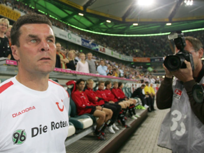 Dieter Hecking an der 96-Bank