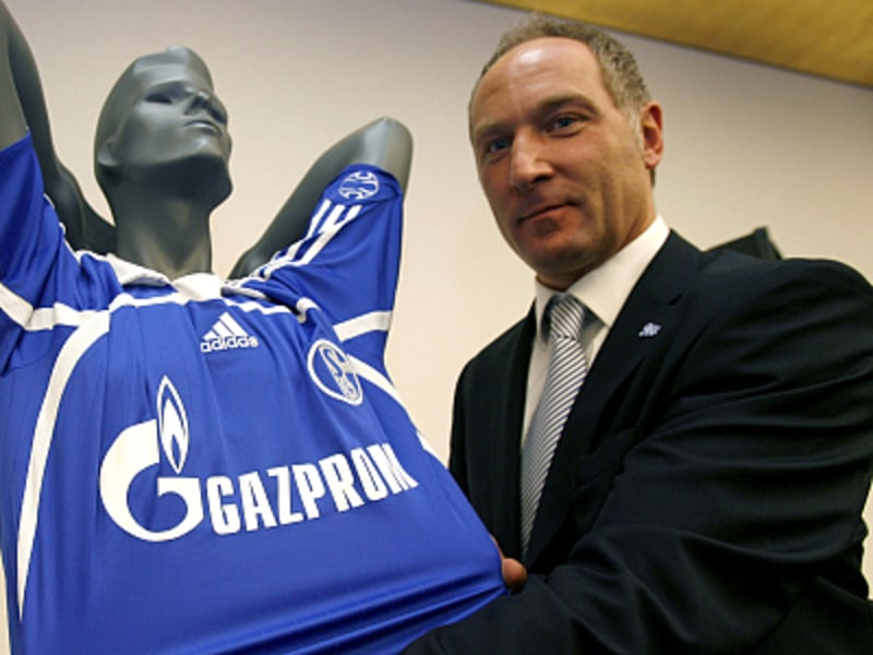 Präsentierte die Trikots mit dem neuen Schriftzug: Schalke-Manager Andreas Müller.