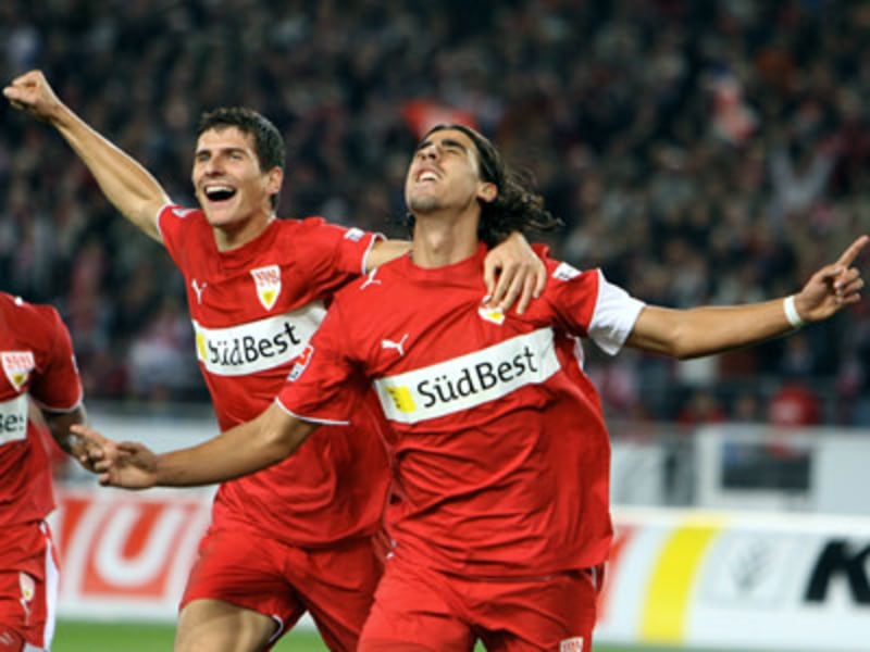 Jugendlicher Jubel: Mario Gomez (li.) und der zweifache Torschütze Sami Khedira feiern das 3:0 gegen Schalke.