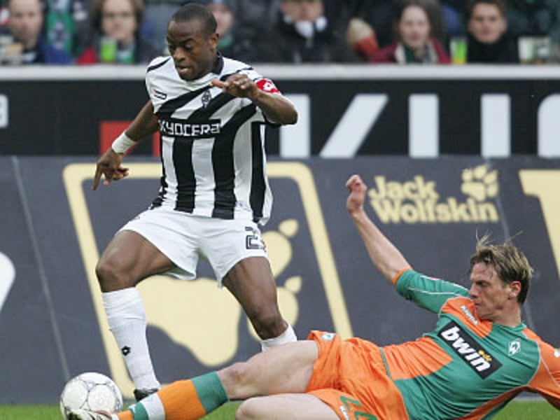 Kapselanriss und Außenbandanriss: Tim Borowski (am Boden) musste gegen Gladbach (hier Nando Rafael) vorzeitig vom Feld.