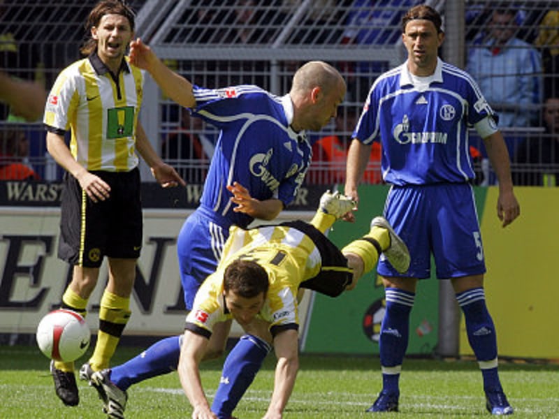 Ernst und Bordon (re.) können nur zuschauen, Frei und Smolarek (li.) stürzen Schalke.