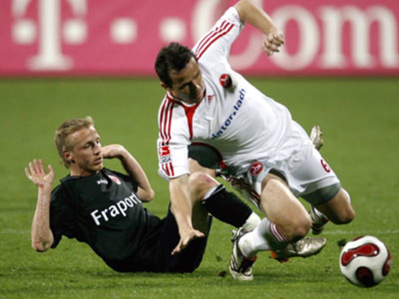 Nürnbergs Galasek ist schneller am Ball als Frankfurts Thurk