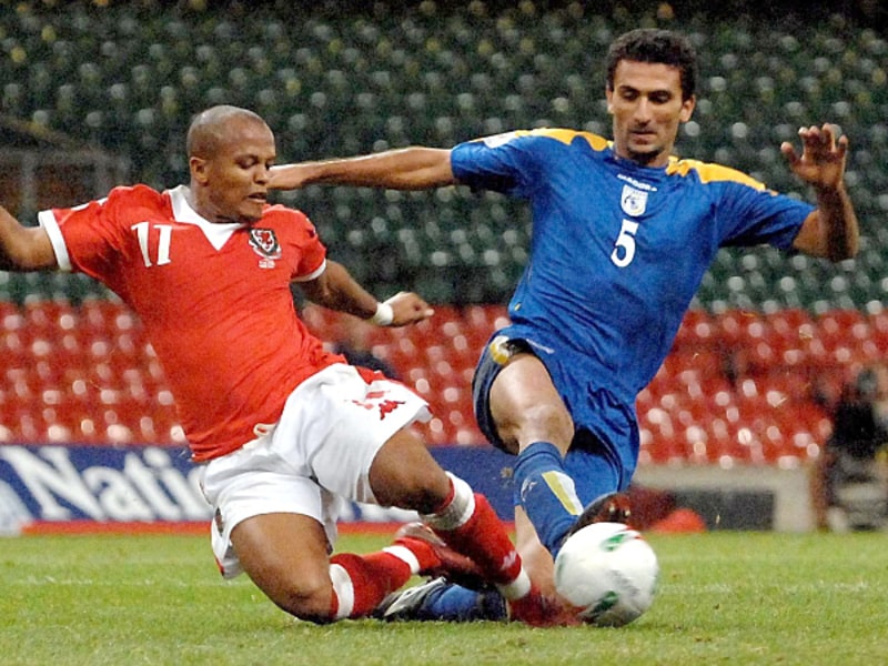 Der zyprische Abwehrspieler Loukas Louka gegen den Waliser Robert Earnshaw.