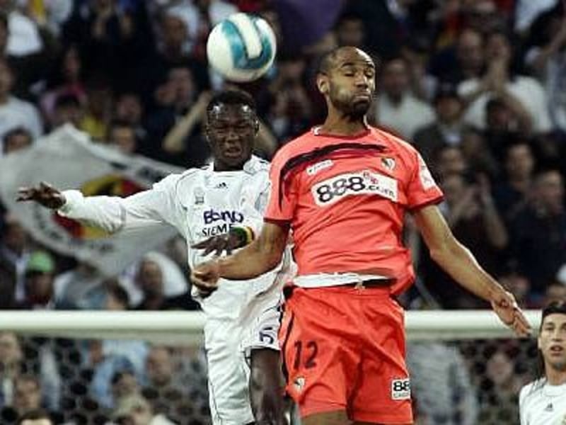 Mahamadou Diarra (hi.) und Frederic Kanouté