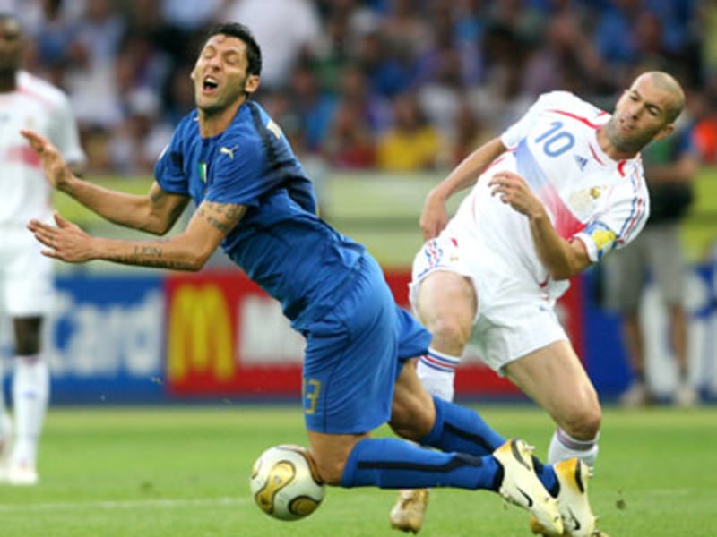 Zinedine Zidane (re.) und Marco Materazzi (li.) rückten im WM-Finale zusammen, die FIFA-Disziplinarkommission hat nun reagiert.